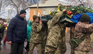 Бахмут простился с волонтером Мирошниченко, который умер после жестокого избиения. ФОТОрепортаж