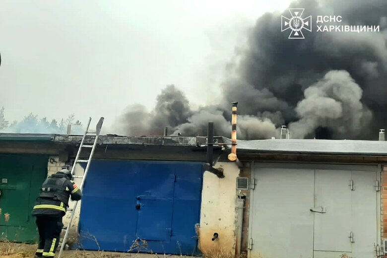 РФ обстріляла Ківшарівку: Згоріли 8 гаражів та авто