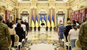 Зеленский вручил 25 сертификатов на квартиры Героям Украины и семьям погибших воинов. ФОТОрепортаж