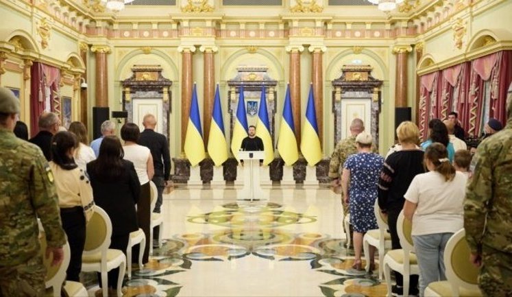 Зеленский вручил 25 сертификатов на квартиры Героям Украины и семьям погибших воинов. ФОТОрепортаж