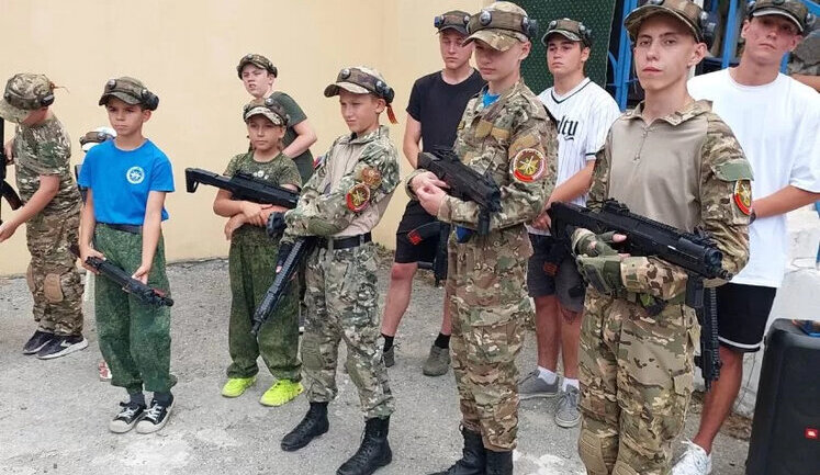 ГУР ідентифікувало організаторів мілітаризації українських дітей на окупованих територіях