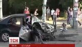 В Запорожье машина на скорости влетела в остановку: среди пострадавших дети. ВИДЕО (обновлено)