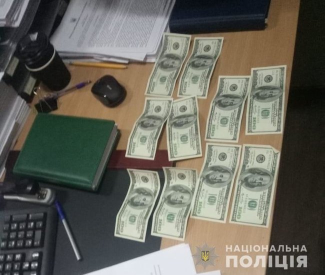 Две женщины предлагали следователю $1000 за закрытие дела против одной из них, - Нацполиция 01