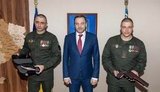 Монастырский вручил двум комбатам Нацгвардии наградное оружие, которого ранее лишил нардепа от ОПЗЖ Киву. ФОТО