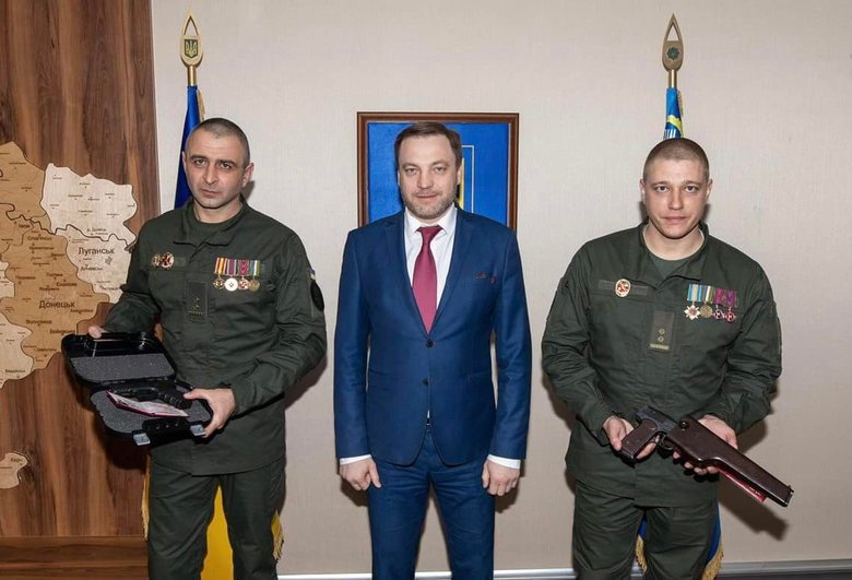 Монастырский вручил двум комбатам Нацгвардии наградное оружие, которого ранее лишил нардепа от ОПЗЖ Киву 01