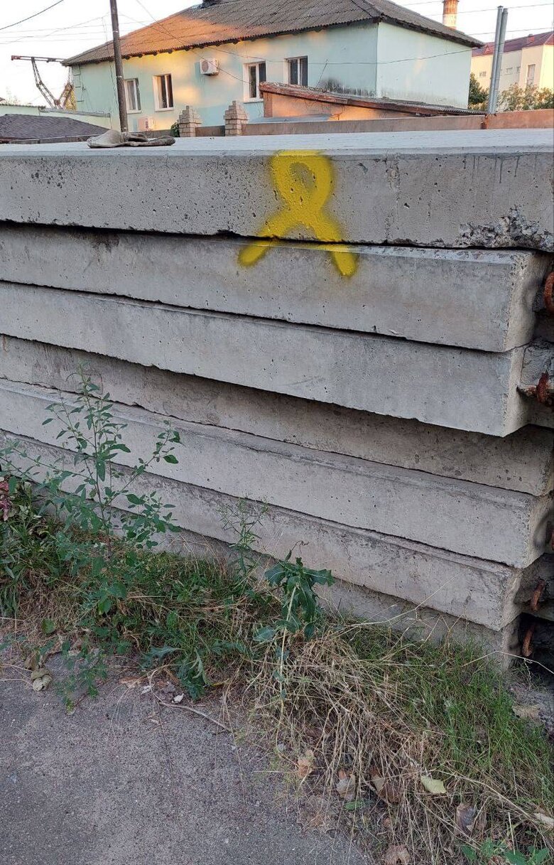 Партизани позначають стіни й паркани в окупованому Херсоні українськими символами 05