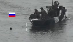 росіяни на човні перед атакою українських дронів
