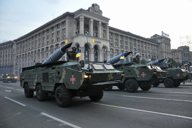 Від Точки-У до Джавелінів: вражаючі кадри 250 одиниць бойової техніки на Хрещатику 46