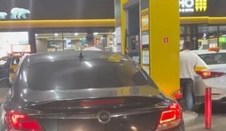 Москвичі о 2 ночі вишикувалися у черги за бензином