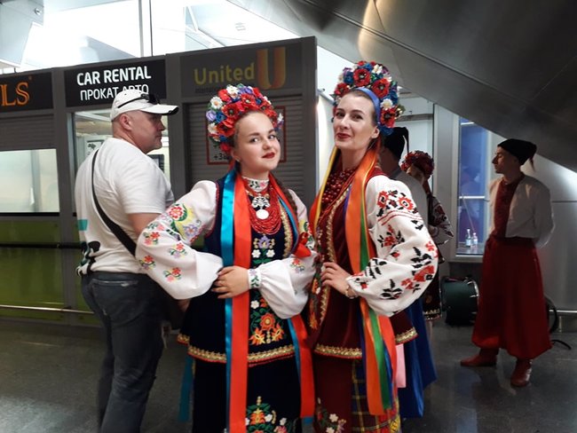 Прихильники Саакашвілі збираються в аеропорту Бориспіль - люди тримають банери і співають гімн 01 Прихильники Саакашвілі збираються в аеропорту Бориспіль - люди тримають банери і співають гімн 01