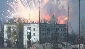 Вибухи на складі в Балаклії тривають. ВIДЕО