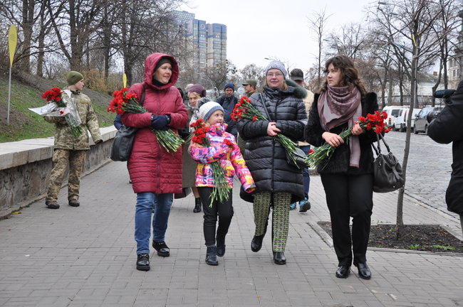 Поминальный молебен прошел на аллее Героев Небесной Сотни в Киеве 24