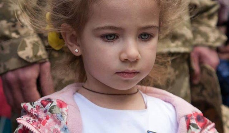 Daughter of Ukrainian hero solider received medal "For bravery and courage" of her killed father, who saved 30 men. PHOTO of the day