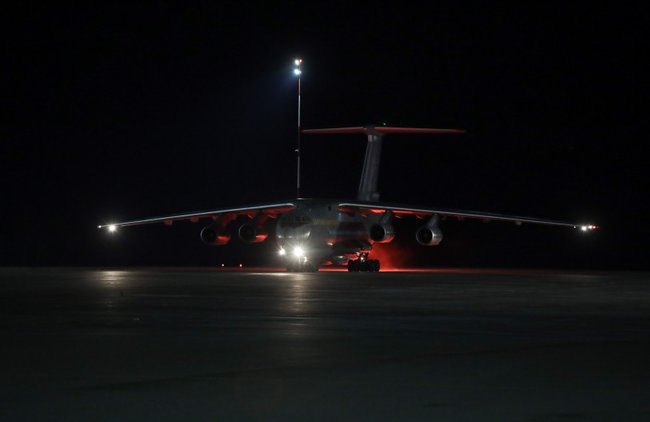 Літак з партією тестів для виявлення COVID-19 приземлився в Україні, - ОП 02