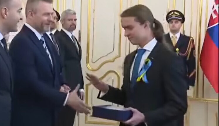 Словацкий школьник отказался пожать руку президенту Пеллегрини: Он лжет и манипулирует. ВИДЕО