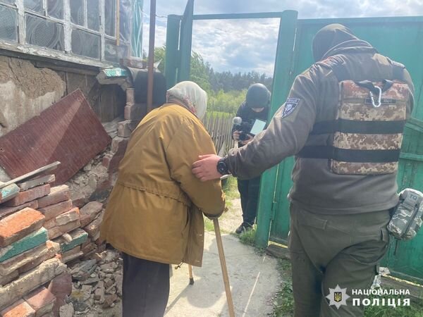 Поліцейські евакуйовують людей з обстрілюваних громад Харківщини