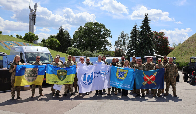 "Украинские вертолеты" передали военным технику на 10 миллионов гривен. ФОТОРЕПОРТАЖ