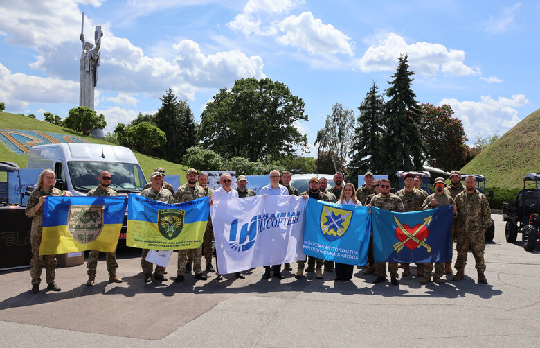 "Українські вертольоти" передали військовим техніку