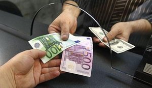 Українці почали активніше скуповувати валюту