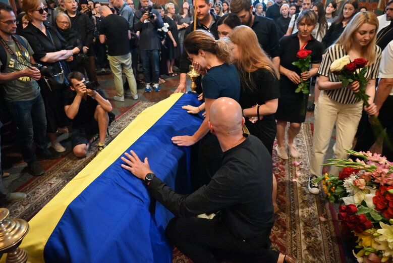 З письменницею Вікторією Амеліною, вбитою в Краматорську російською ракетою, попрощалися в Києві 10 З письменницею Вікторією Амеліною, вбитою в Краматорську російською ракетою, попрощалися в Києві 10