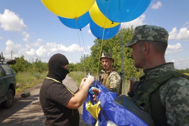 Бійці 72-ї ОМБр запустили в бік окупованого Донецька величезний прапор України 02