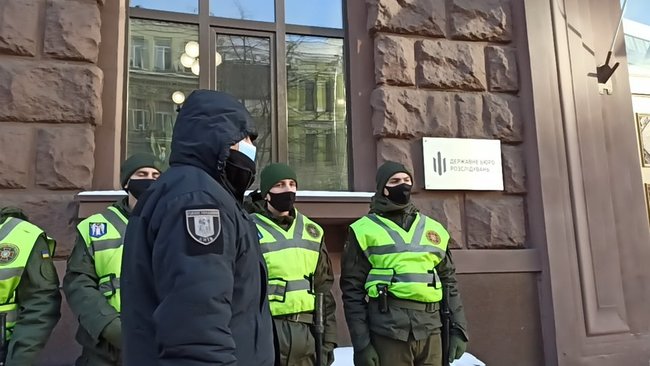 Что должен делать командир, если у него в подразделении такой черт?: под ГБР жгли файеры в поддержку арестованного комбата Лановенко 17