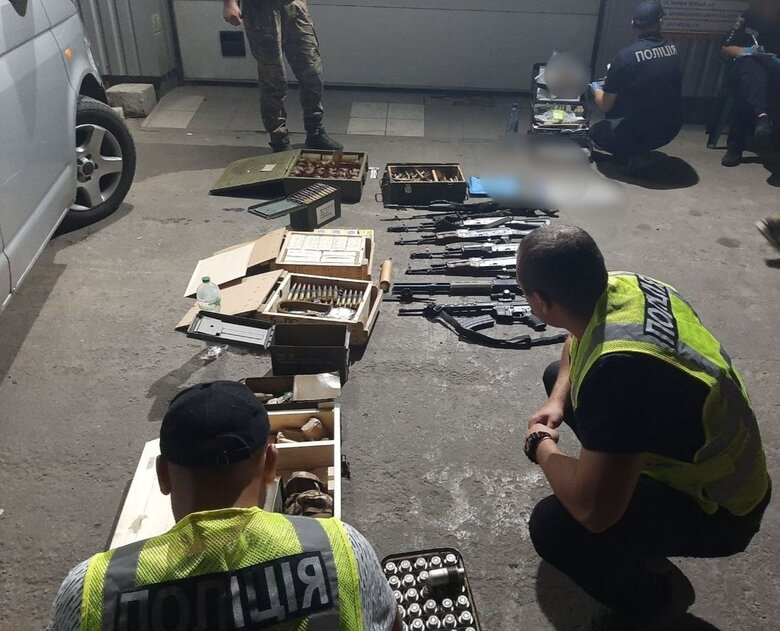 На Київщині викрито посадовця військкомату, який незаконно зберігав арсенал зброї та боєприпасів 07