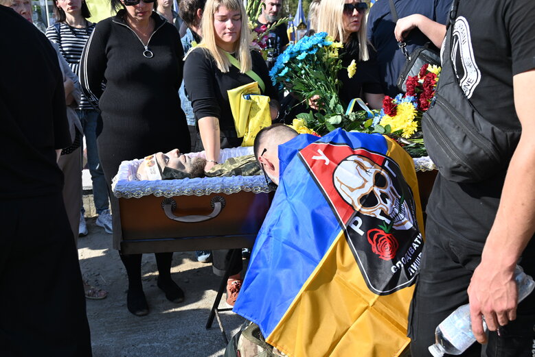 Із загиблим воїном штурмової роти 59-ї бригади Володимиром Іщенком попрощалися у Києві 11