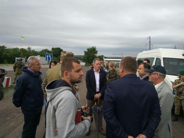 Депутати Європарламенту Розаті і Галер відвідали прифронтову Волноваху 03 Депутати Європарламенту Розаті і Галер відвідали прифронтову Волноваху 03
