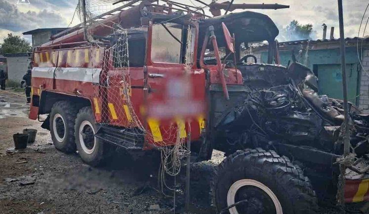 Росія вдарила по пожежному автомобілю й обстріляла рятувальників на Сумщині. ФОТОрепортаж