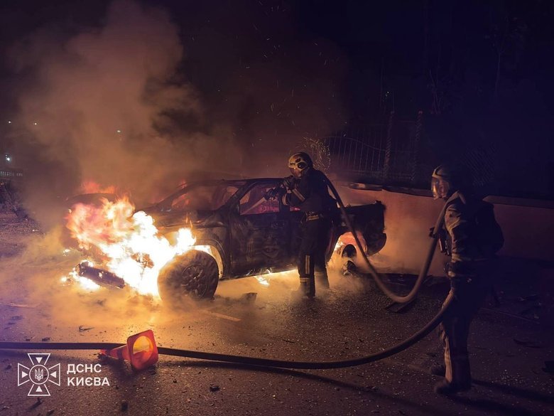 В Днепровском районе Киева ликвидировали пожар после атаки РФ