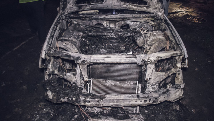 BMW Х5 на євробляхах спалили "коктейлем Молотова" в спальному районі Києва. ВІДЕО+ФОТОрепортаж
