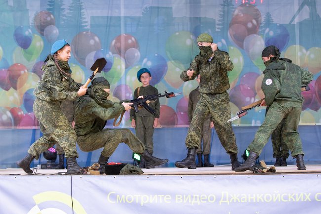 Автоматы, пистолеты, шашки и лопаты: оккупанты на День города в Джанкое заставили детей показывать сценки с убийствами 21