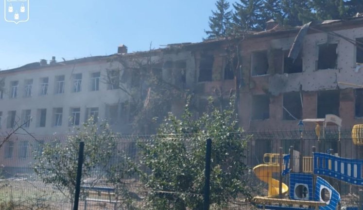 Ворог ударив КАБом по навчально-виховному комплексу в Сумах: відомо про 11 постраждалих, серед яких троє дітей. ФОТОрепортаж (оновлено)