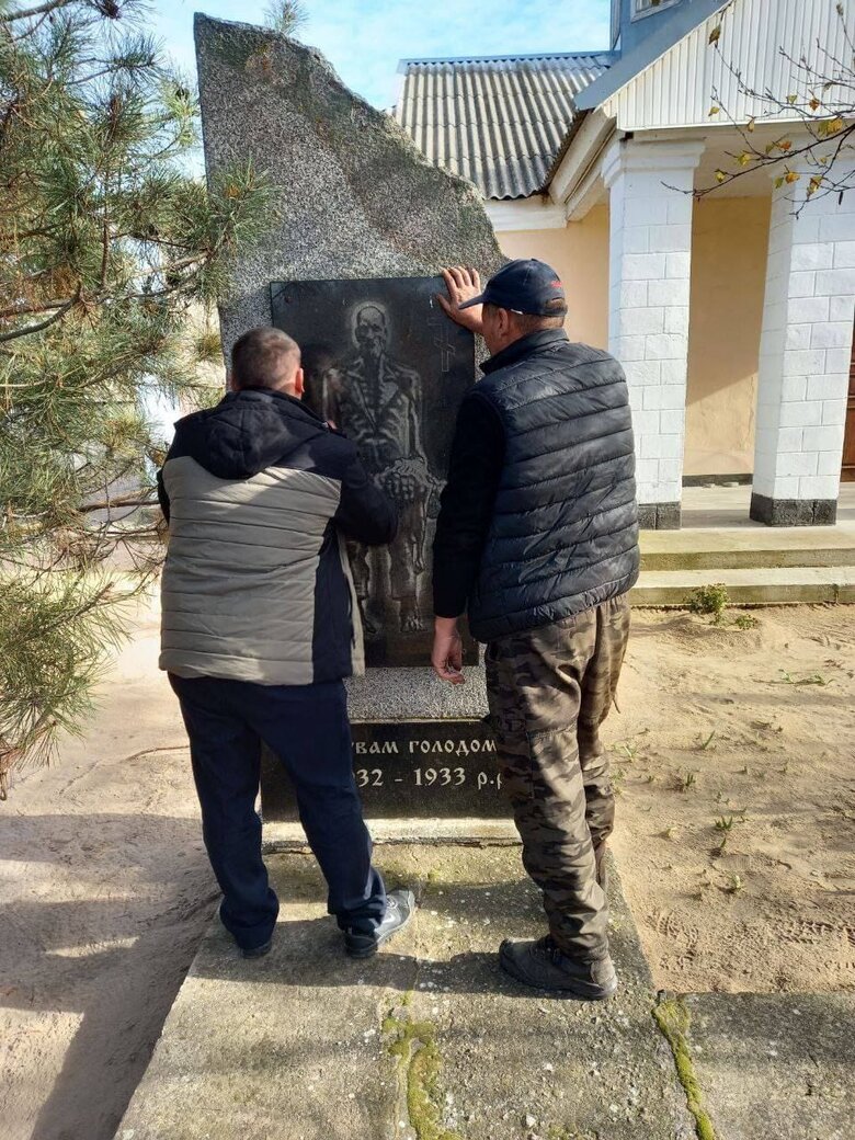 Рашисты сносят монументы жертвам Голодомора на оккупированной Херсонщине 03