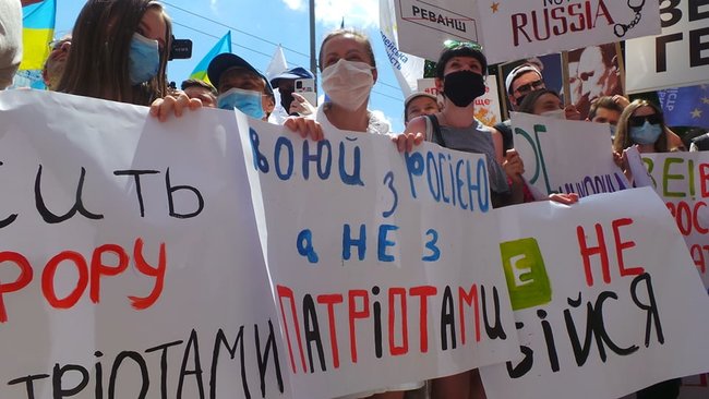 Після акції під ДБР багатотисячна хода попрямувала до Печерського суду на підтримку Порошенка і проти політичних репресій 06