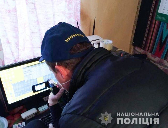 17-летний парень на Буковине продавал персональные данные нескольких миллионов интернет-пользователей со всего мира, - МВД 01