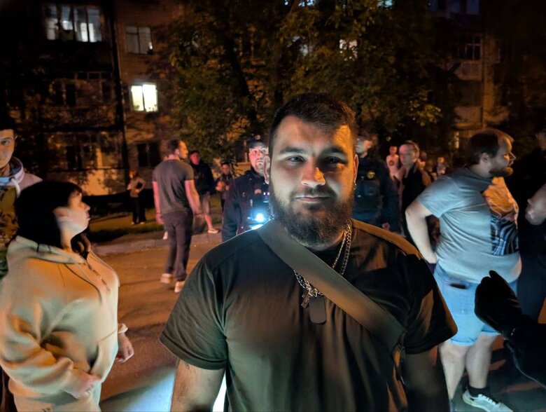 В Одессе напали на активистов за демонтаж советской таблички: подробности