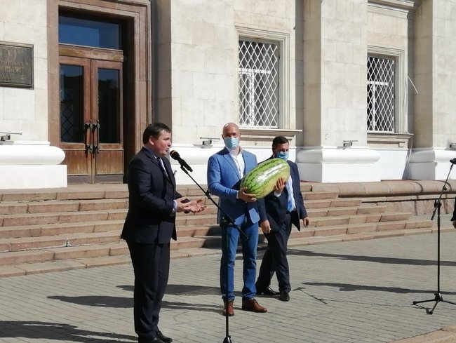 Огромный арбуз с QR-кодом поднесли Шмыгалю в Херсоне 01
