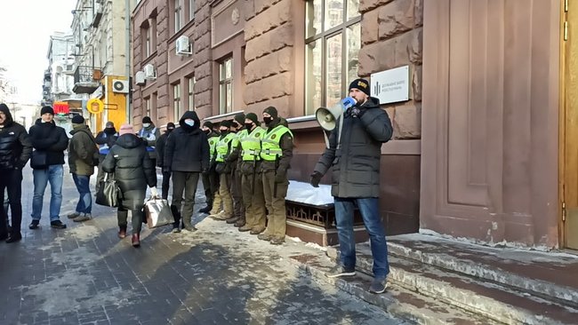 Что должен делать командир, если у него в подразделении такой черт?: под ГБР жгли файеры в поддержку арестованного комбата Лановенко 13