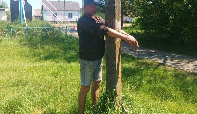 Прив’язав до стовпа: мешканець Рівненщини може сісти на 5 років за самосуд над односельцем. ФОТО