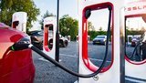 Дві надшвидкі зарядні станції Tesla Supercharger з