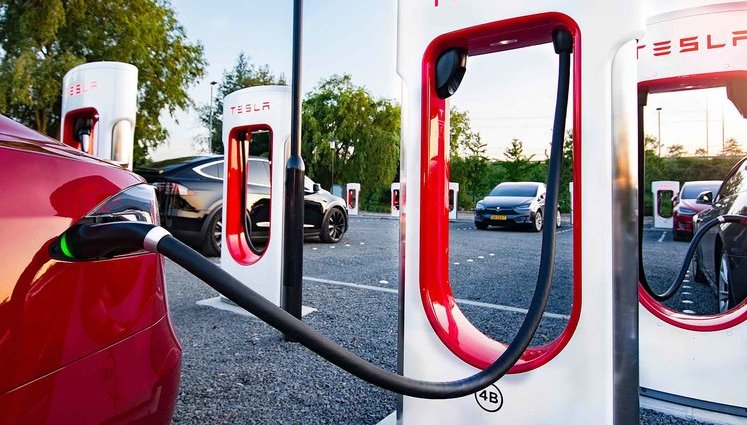 Tesla отложила строительство фирменных зарядок для электромобилей в Украине