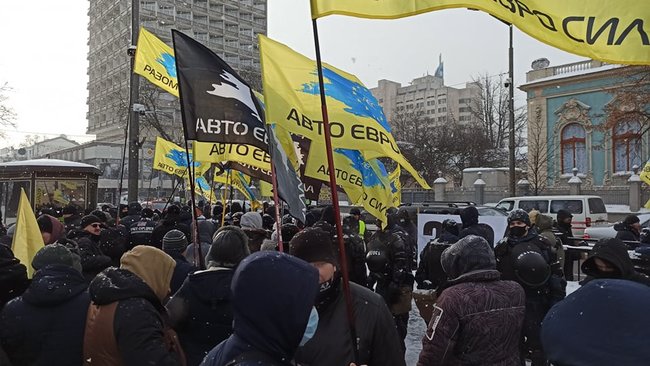 Доступный автомобиль каждому украинцу: владельцы евроблях пикетируют Раду 01