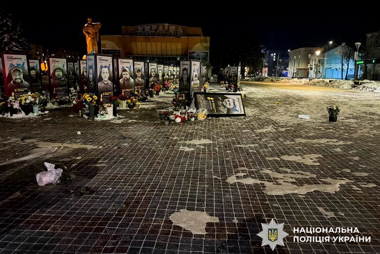 Жінка повалила портрети загиблих Героїв у Рівному