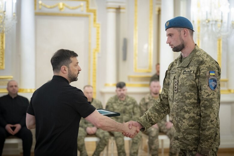Зеленський вручив нагороди військовим
