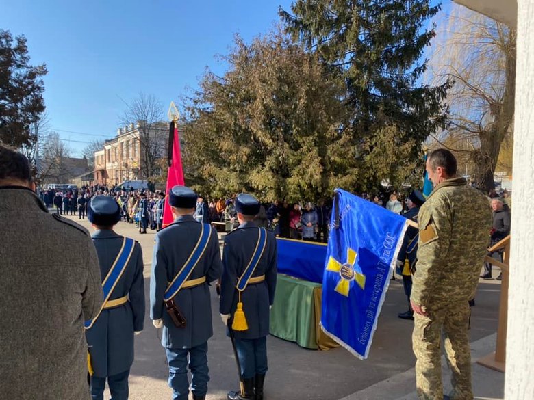 На Вінниччині попрощалися із загиблим внаслідок російського обстрілу воїном 56-ї ОМПБр Денисом Кононенком 11
