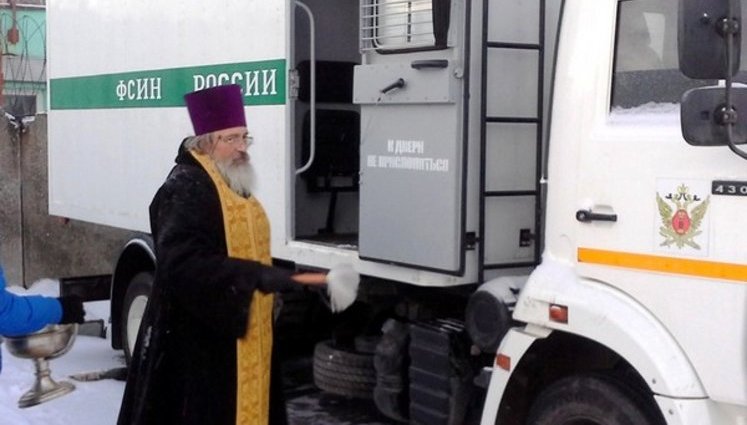 В Москве протоиерей РПЦ провел освящение автозаков. ФОТО
