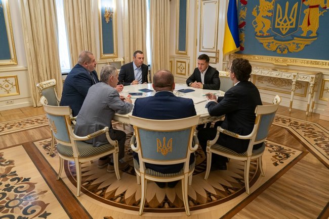 Зеленский встретился с представителями крымскотатарского народа: обсудили вопрос политзаключенных и введение СММ ОБСЕ в Крыму 01