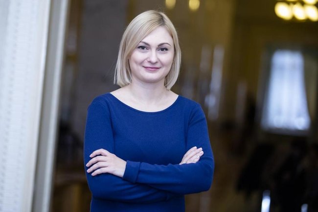 Слуга народу Євгенія Кравчук: Чому у партії падають рейтинги? А ви бачили якусь партію влади, у якої після 1,5-2 років зростали рейтинги? 04